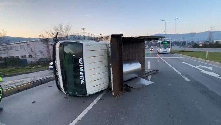 Sac yüklü kamyon yan yattı G3