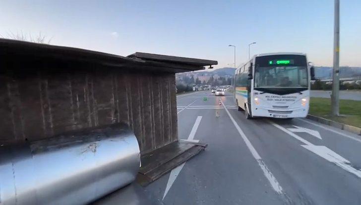 Sac yüklü kamyon yan yattı G4