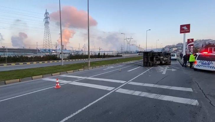 Sac yüklü kamyon yan yattı G5