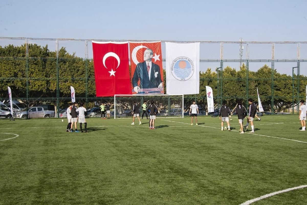 B&uuml;y&uuml;kşehir Belediyesinden Atat&uuml;rk&rsquo;&uuml;n Mersin&rsquo;e geliş g&uuml;n&uuml;ne &ouml;zel futbol turnuvası