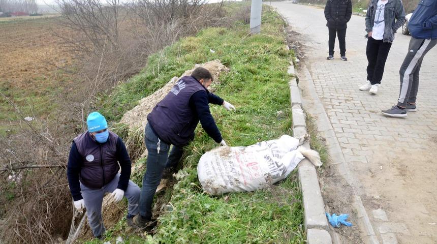 Vahşetin b&ouml;ylesi: Ayaklarını bağlayıp &ccedil;uvala koyup dereye atmışlar! 