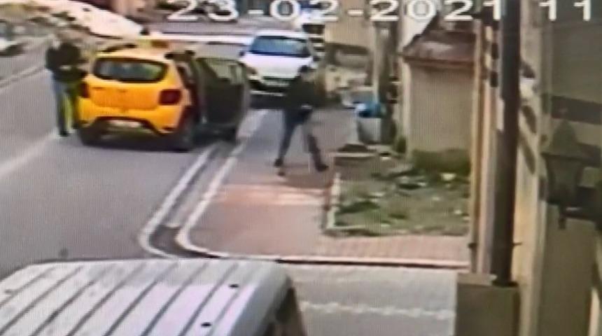 Boğazına bıçak dayayıp gasp ettiği taksiciye dehşeti yaşattı