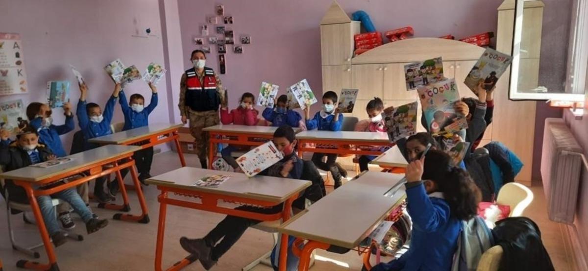 Jandarmadan &ouml;ğrencilere eğitim semineri