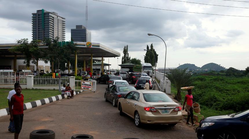 Nijerya'da 3 otob&uuml;s&uuml; durduran silahlı kişiler 50 yolcuyu ka&ccedil;ırdı