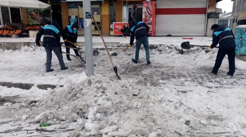 &Ccedil;aldıran Belediyesinden kaldırım ve &ccedil;atı temizliği