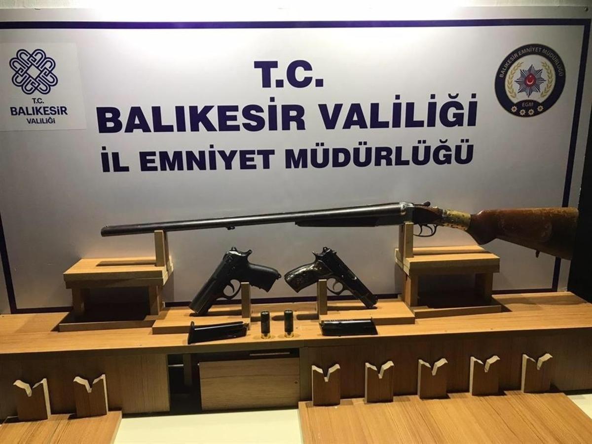 Balıkesir&rsquo;de polis 17 aranan şahsı yakaladı