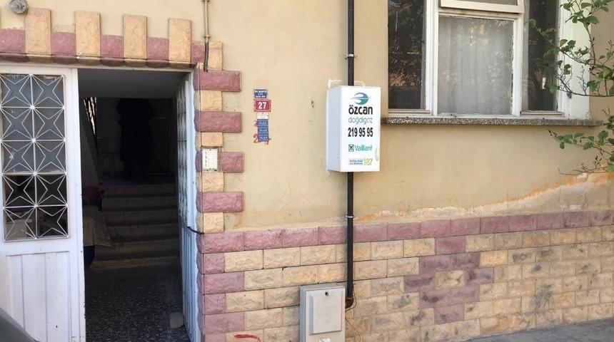 Emekli &ouml;ğretmen evinde &ouml;l&uuml; bulundu