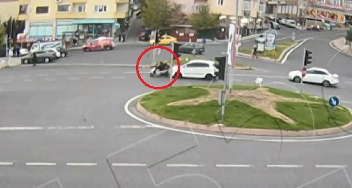 Kırmızı ışıkta duran motosikletliyi metrelerce u&ccedil;urdu