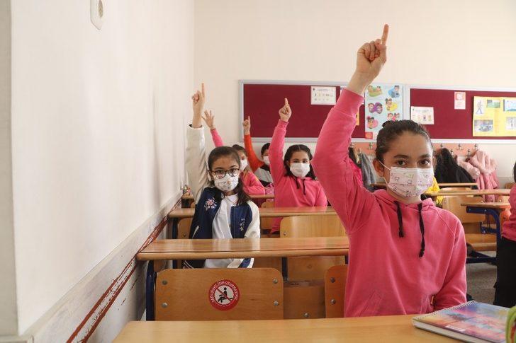 Yüz yüze eğitime başlayan öğrenciler, okullarına kavuşmanın mutluluğunu yaşıyorlar G1