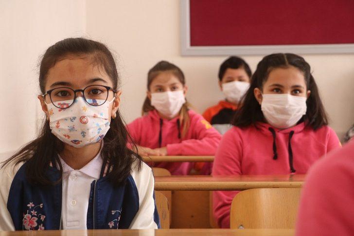 Yüz yüze eğitime başlayan öğrenciler, okullarına kavuşmanın mutluluğunu yaşıyorlar G3