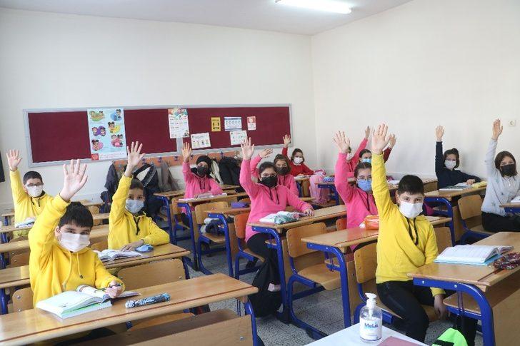 Yüz yüze eğitime başlayan öğrenciler, okullarına kavuşmanın mutluluğunu yaşıyorlar G4