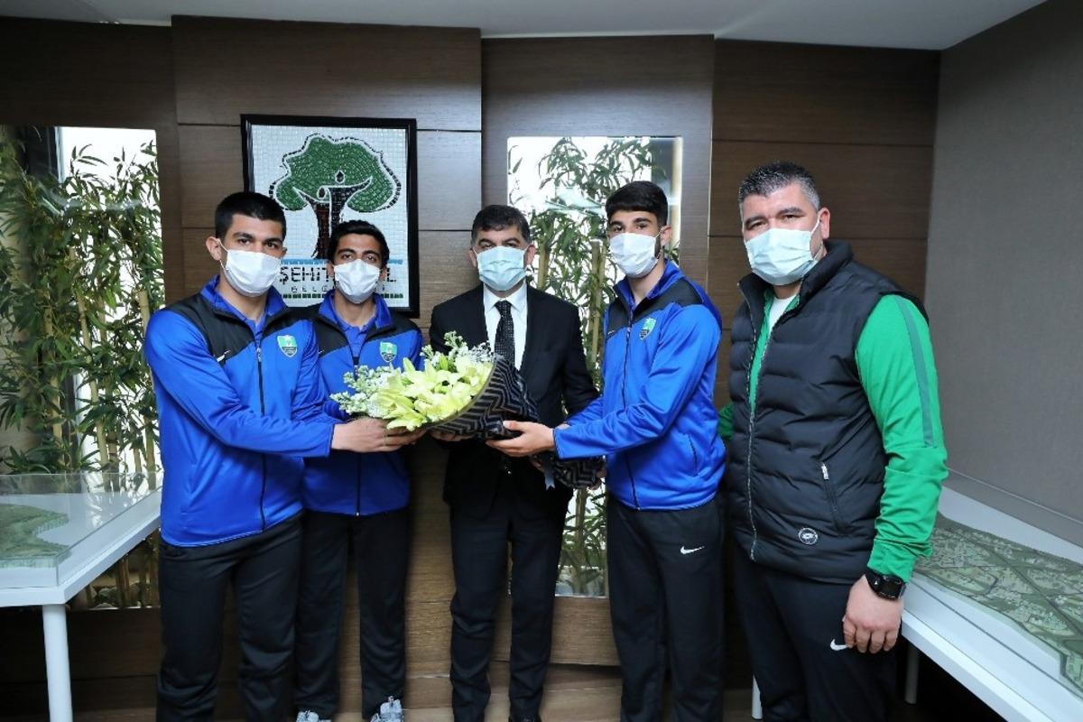 Akademide yetişen yetenekler profesyonel kul&uuml;plere transfer oluyor