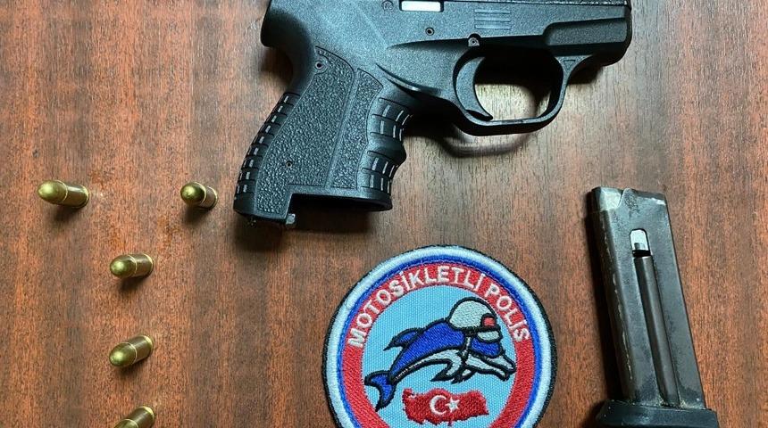 Yunus timleri ge&ccedil;it vermiyor: 1 kişi ruhsatsız tabancayla yakalandı
