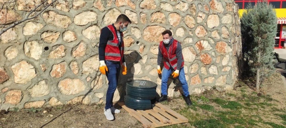 Eski ara&ccedil; lastiklerinden yapılan kedi evleri kenttin d&ouml;rt bir k&ouml;şesine yerleştirildi
