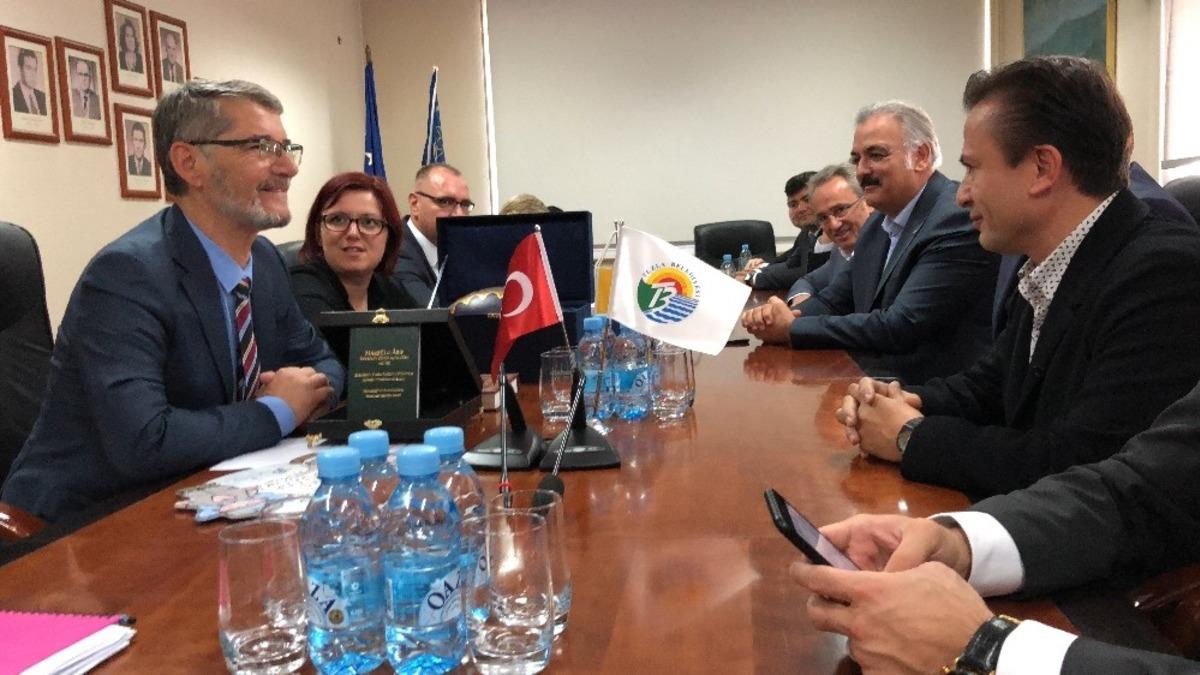 &lsquo;Makbul-i Arif&rsquo; İstanbul Tuzla Belediyesi tarafından yeniden basılarak Bosna-Hersek Tuzla Belediyesine hediye edildi