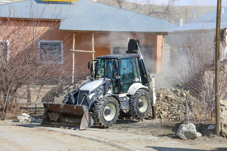 Gürpınar Belediyesi ilçedeki metruk yapıları yıkıyor G2