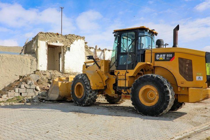 Gürpınar Belediyesi ilçedeki metruk yapıları yıkıyor G3