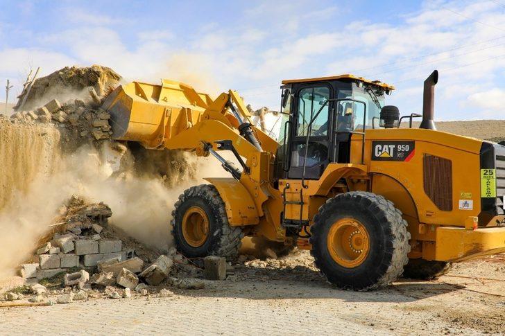 Gürpınar Belediyesi ilçedeki metruk yapıları yıkıyor G4