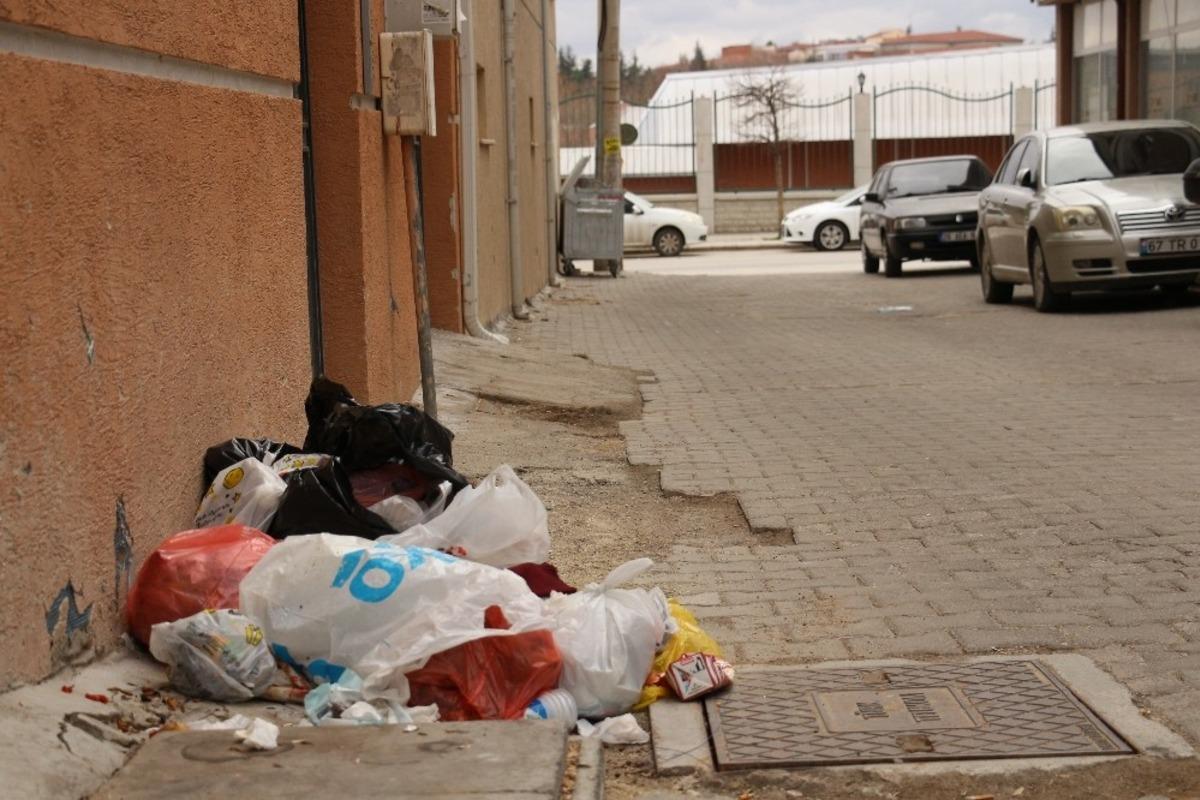 Eskişehir&rsquo;de bazı vatandaşlar &ccedil;&ouml;p konteynırına alışamadı