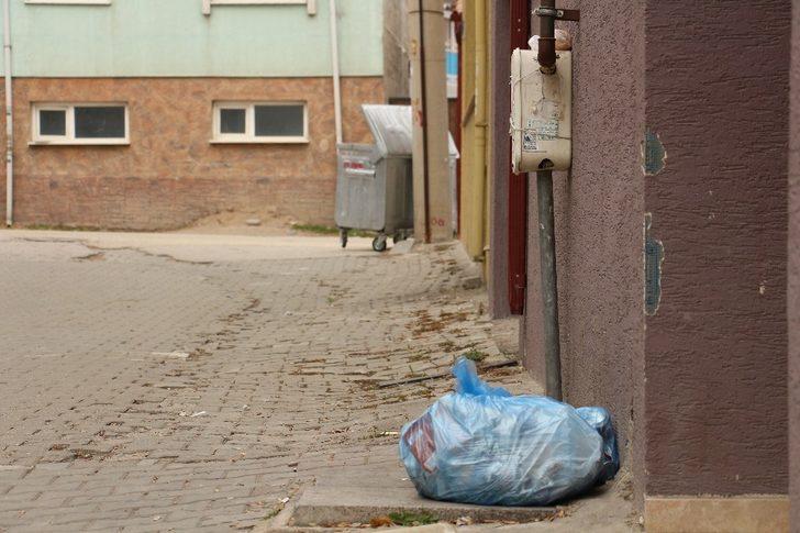 Eskişehir’de bazı vatandaşlar çöp konteynırına alışamadı G3