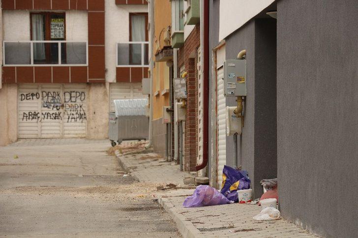 Eskişehir’de bazı vatandaşlar çöp konteynırına alışamadı G4