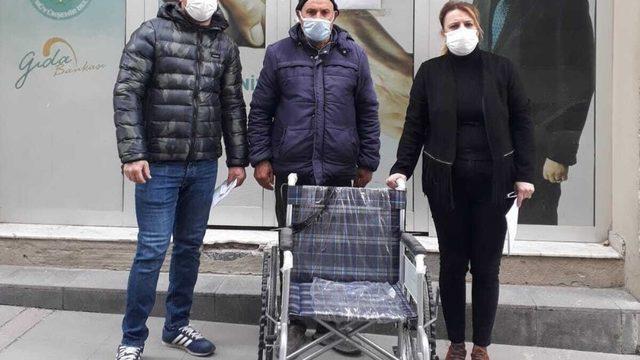 Yaşlı kadının büyükşehirden istediği tekerlekli sandalye ulaştırıldı