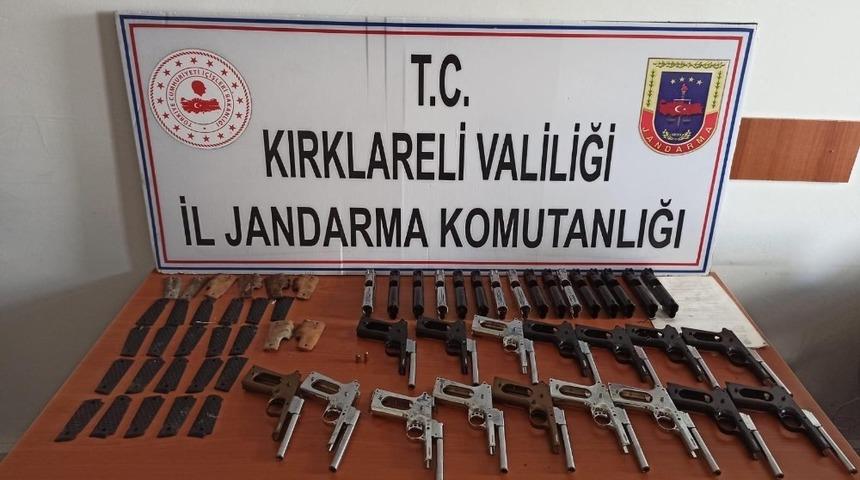 Kırklareli&rsquo;nde yola atılmış ş&uuml;pheli poşette onlarca tabanca par&ccedil;ası bulundu