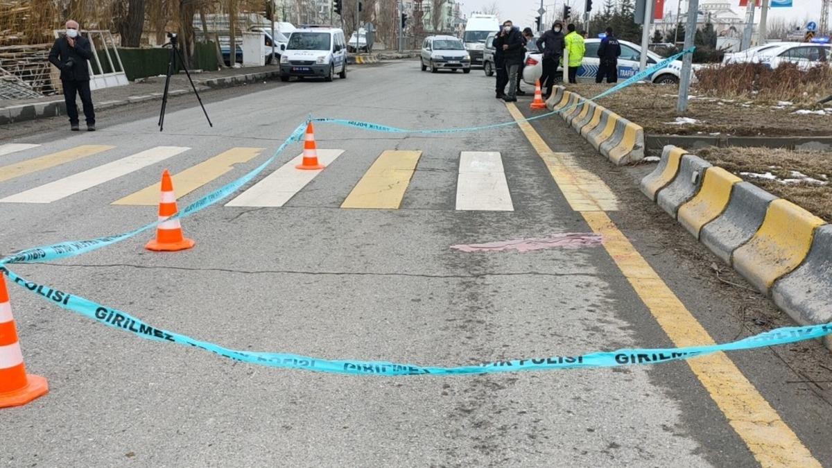 Kamyonun &ccedil;arptığı yaya hayatını kaybetti