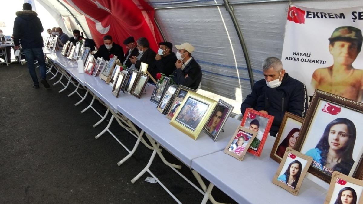 Evlatlarından gelecek haberi bekleyen aileler, HDP &ouml;n&uuml;nden ayrılmıyor