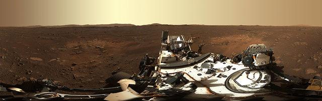Yakın çekime ayarlanabilen Mastcam-Z ile çekilmiş Mars'ın ilk 360 derecelik panorama görüntü. Bunu oluşturmak için, tek tek çekilmiş 142 görüntü Dünya'da birleştirildi.