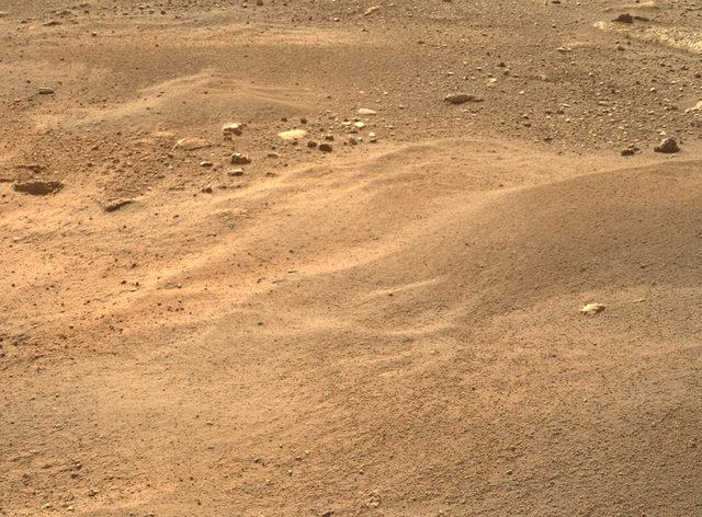 Aynı kameranın önceki görüntüden iki gün önce çektiği bu görüntü, Perseverance'ın Mars'taki ikinci haftasında elde edilen görüntüler arasından halk oylaması ile 