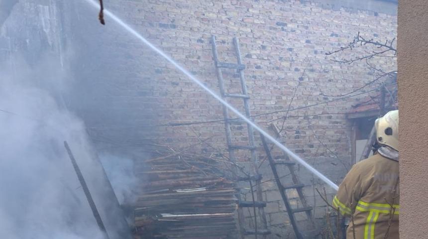 Tandırlıkta &ccedil;ıkan yangın eve sı&ccedil;radı