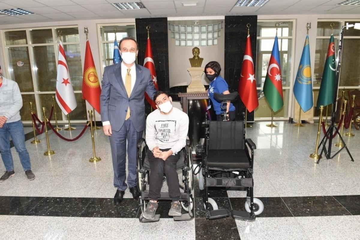 Vali Erin engelli bir gencin daha y&uuml;z&uuml;n&uuml; g&uuml;ld&uuml;rd&uuml;