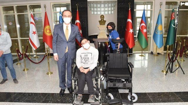 Vali Erin engelli bir gencin daha yüzünü güldürdü