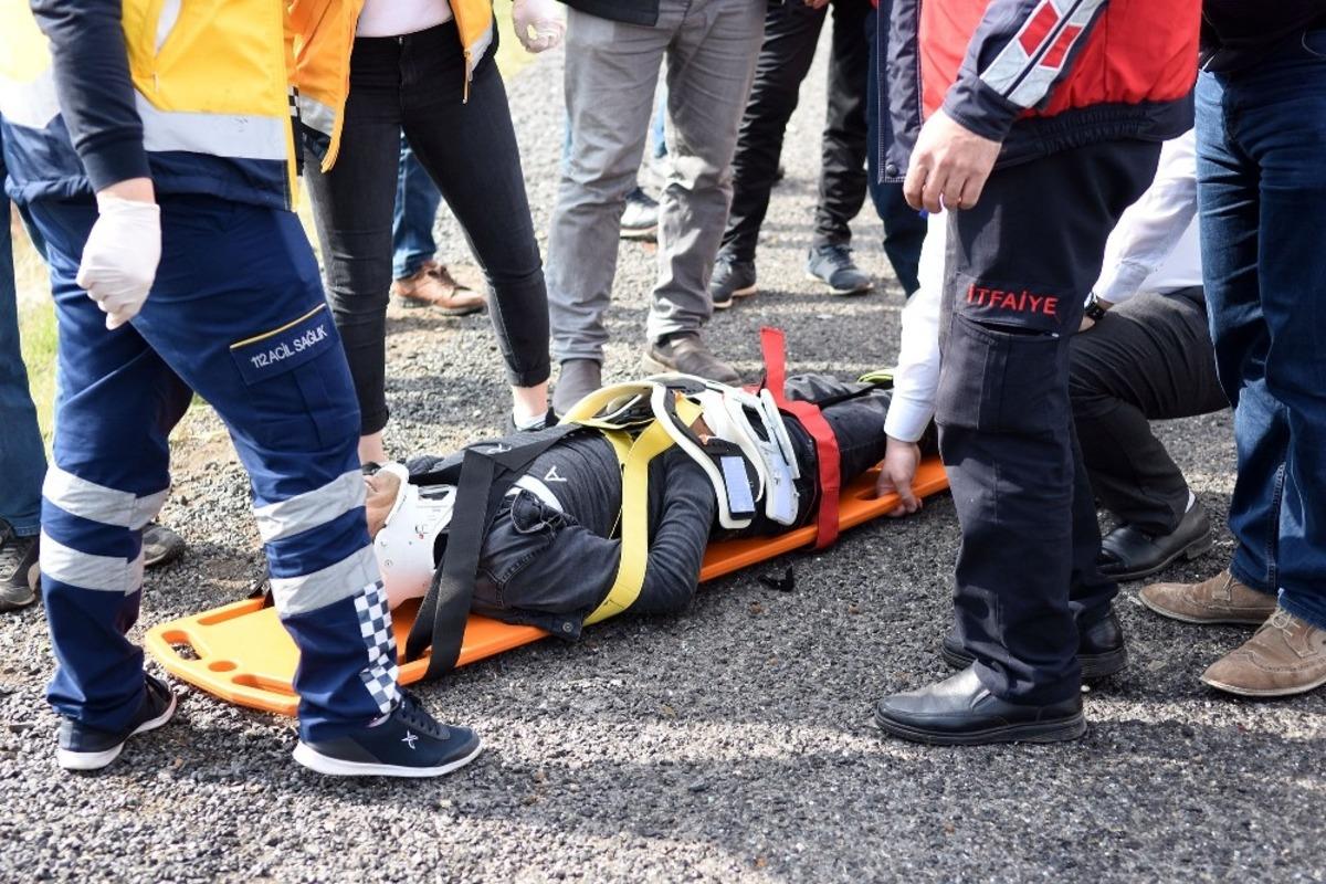 Takla atan otomobil karşı şeritteki ara&ccedil;lara &ccedil;arptı: 2 yaralı