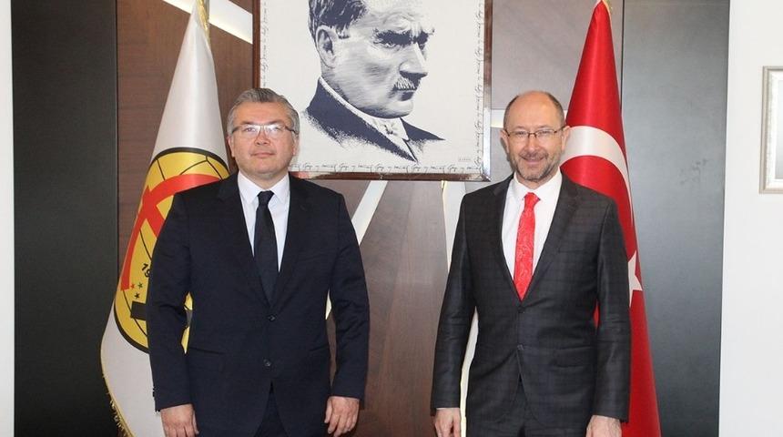 Rekt&ouml;r Erdal&rsquo;dan Eskişehirspor&rsquo;a 1.000 adet fidan desteği