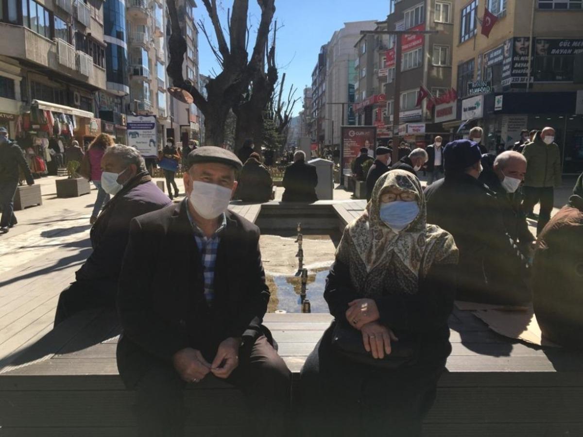 Sokağa &ccedil;ıkan 65 yaş &uuml;zeri yaşlıların keyfi yerinde