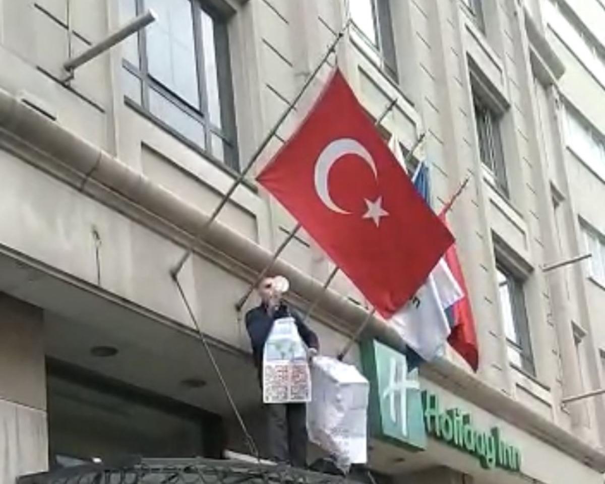 (&Ouml;zel) İstanbul&rsquo;un g&ouml;beğinde ilgin&ccedil; olay: Otel girişine tırmanıp megafonla etrafa seslendi