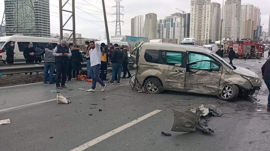 Son Dakika: TEM'de feci kaza! Savaş alanına döndü