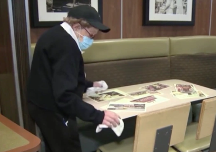 100 yaşındaki fast food çalışanı emekli olmayı düşünmüyor, tek tek masa siliyor