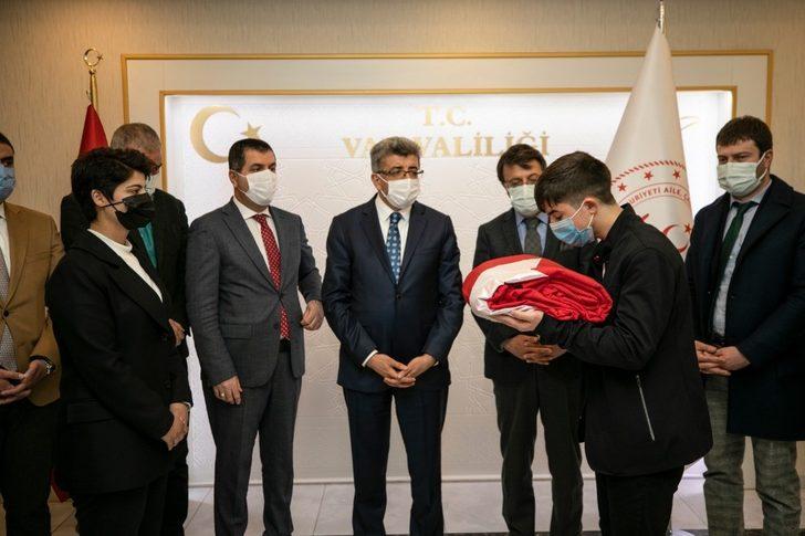 “Anadolu Gönül Yolu 81 Genç 81 Bayrak Projesi” kapsamındaki Türk bayrağı Van’a ulaştı G1