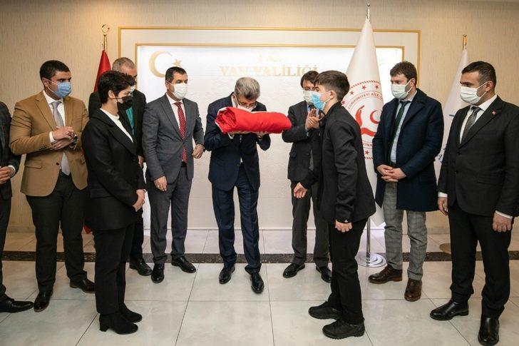 “Anadolu Gönül Yolu 81 Genç 81 Bayrak Projesi” kapsamındaki Türk bayrağı Van’a ulaştı G2