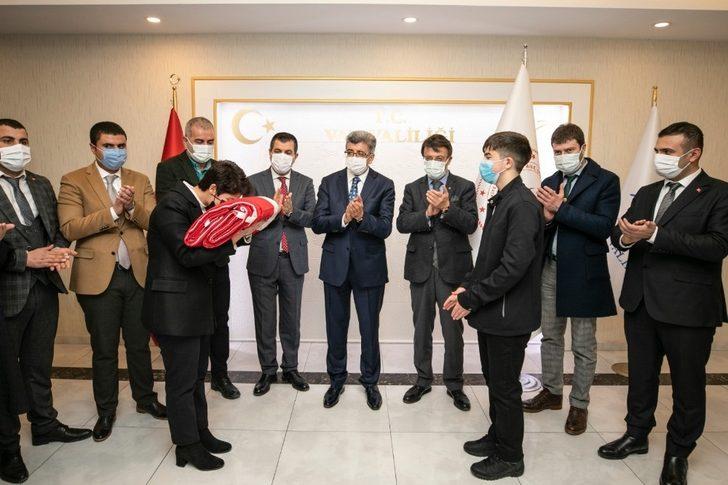 “Anadolu Gönül Yolu 81 Genç 81 Bayrak Projesi” kapsamındaki Türk bayrağı Van’a ulaştı G4