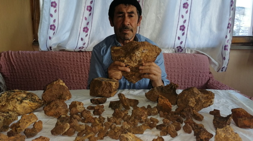 Nadasa bıraktığı tarlasında bulduğu göktaşı için müşteri bekliyor: Çok ciddi fiyata satılıyor dediler!