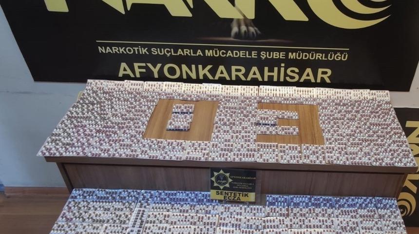 Afyonkarahisar&rsquo;da polisin durdurduğu ara&ccedil;tan binlerce sentetik hap &ccedil;ıktı