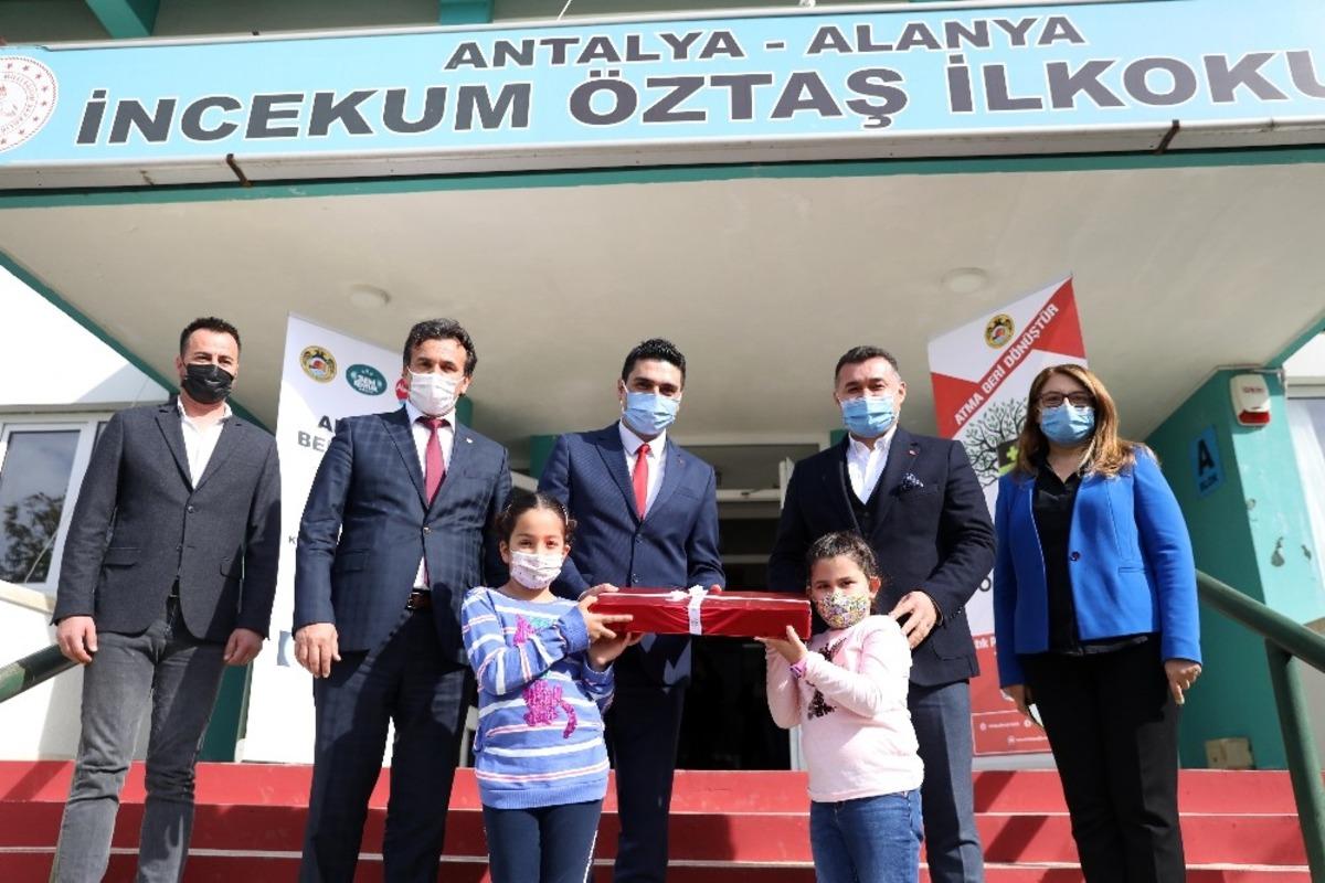 Alanya&rsquo;da &ouml;ğrenciler 2 ton 375 kilogram pil topladı