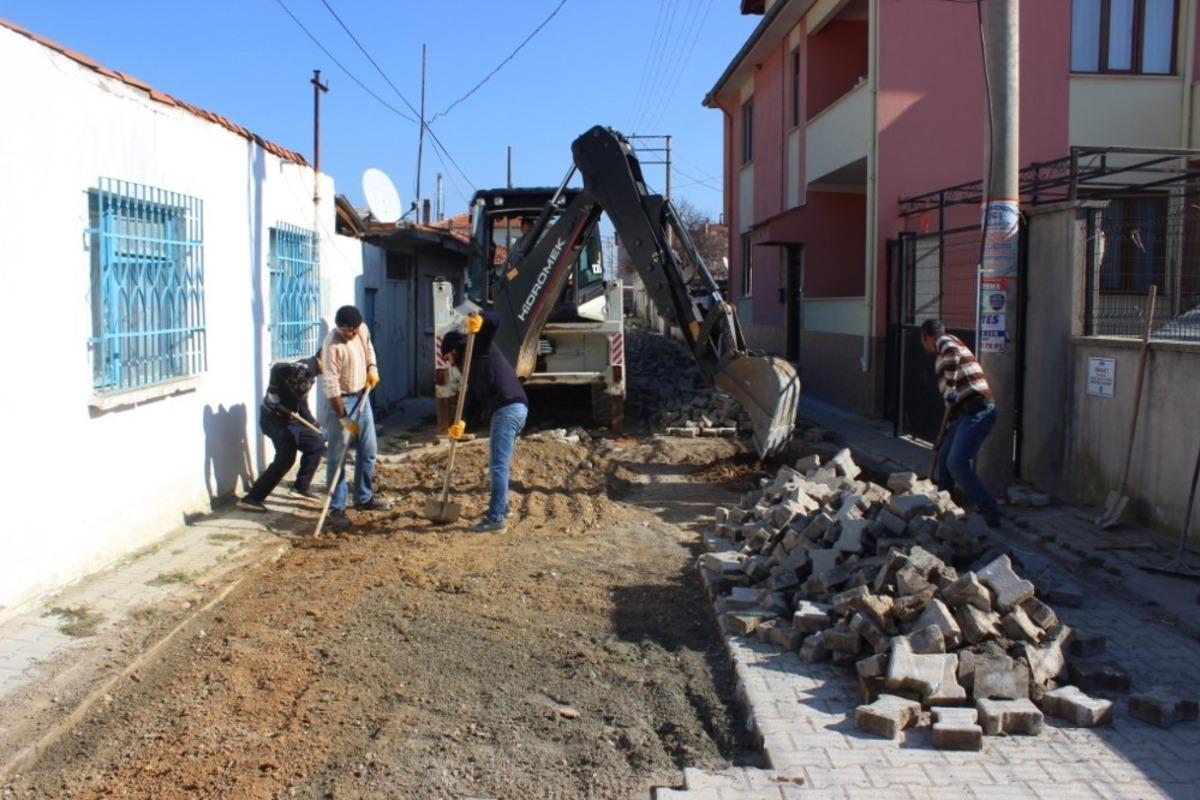 Burhaniye&rsquo;de yollar yenileniyor