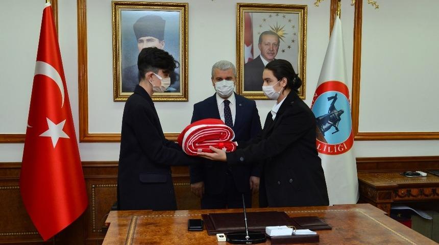 &ldquo;Anadolu G&ouml;n&uuml;l Yolu 81 Gen&ccedil; 81 Bayrak&rdquo; etkinliğinde gen&ccedil;ler T&uuml;rk Bayraklarını Vali Akın&rsquo;a teslim etti