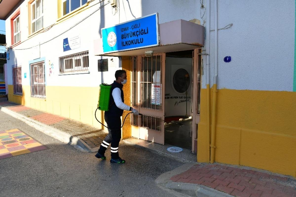 &Ccedil;iğli&rsquo;de y&uuml;z y&uuml;ze eğitim i&ccedil;in dezenfekte &ccedil;alışmaları s&uuml;r&uuml;yor