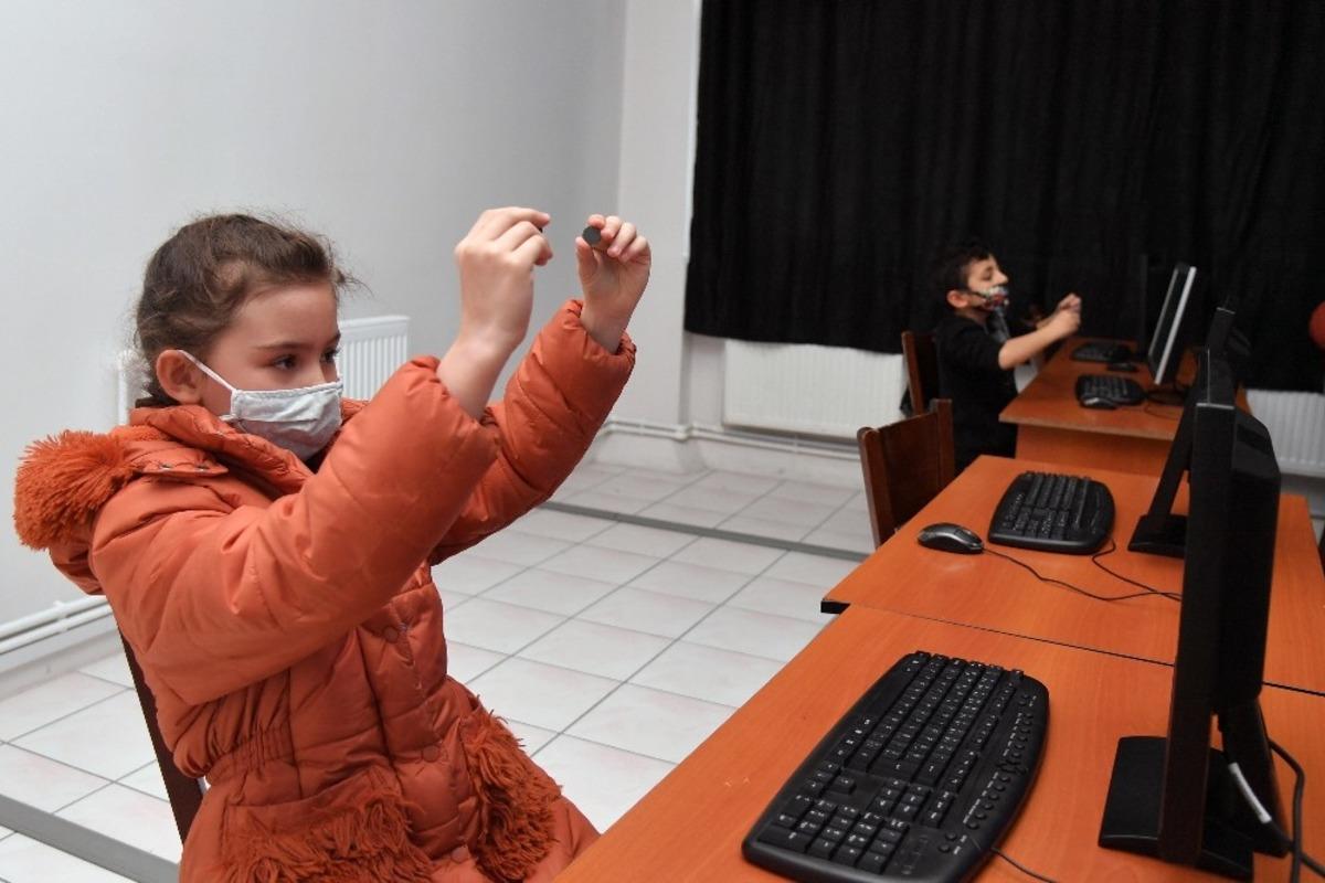 Isparta Belediyesi &ccedil;ocuklara robotik kodlamayı &ouml;ğretiyor